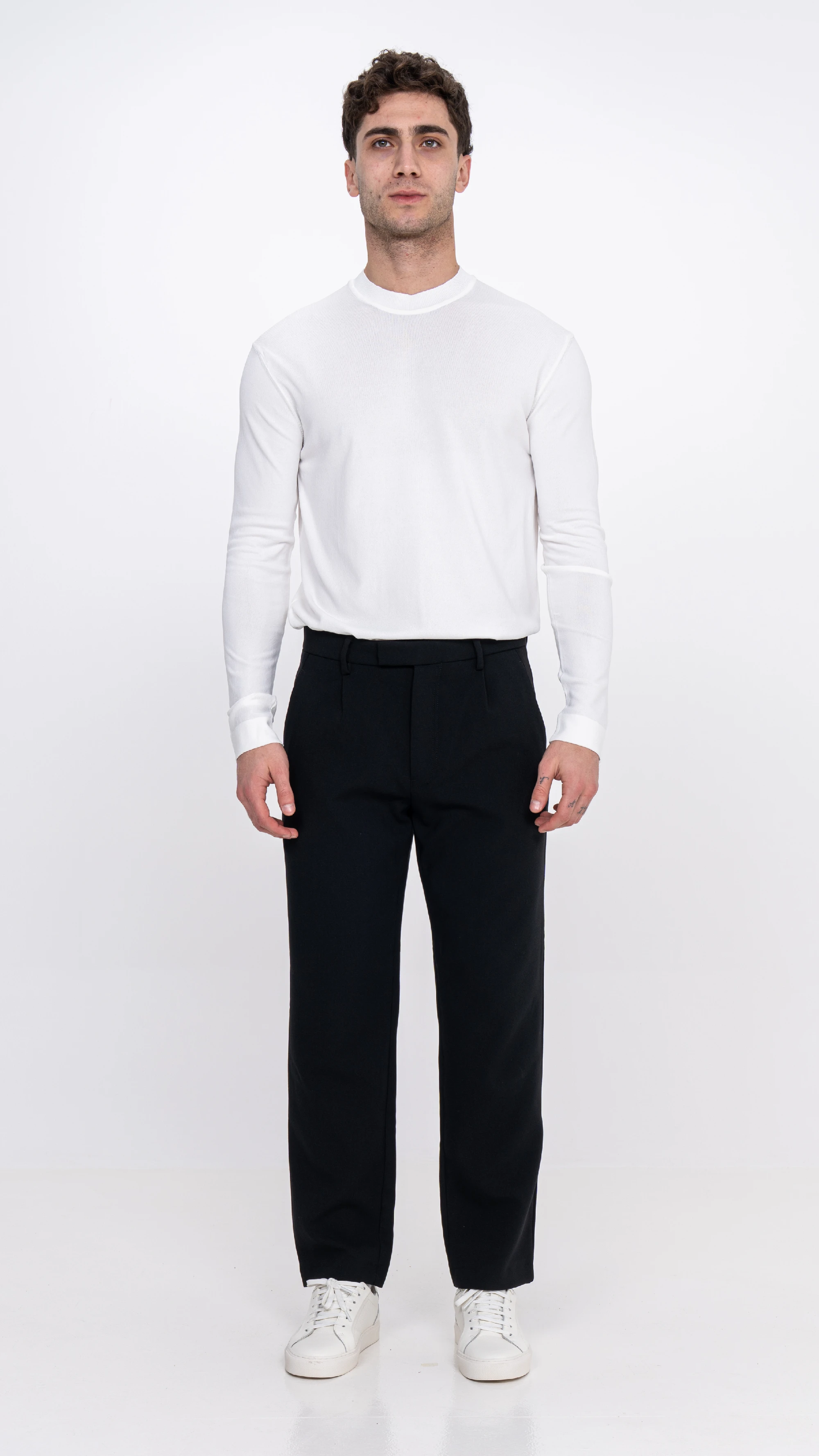 Relaxed Fit Pleated Trouser